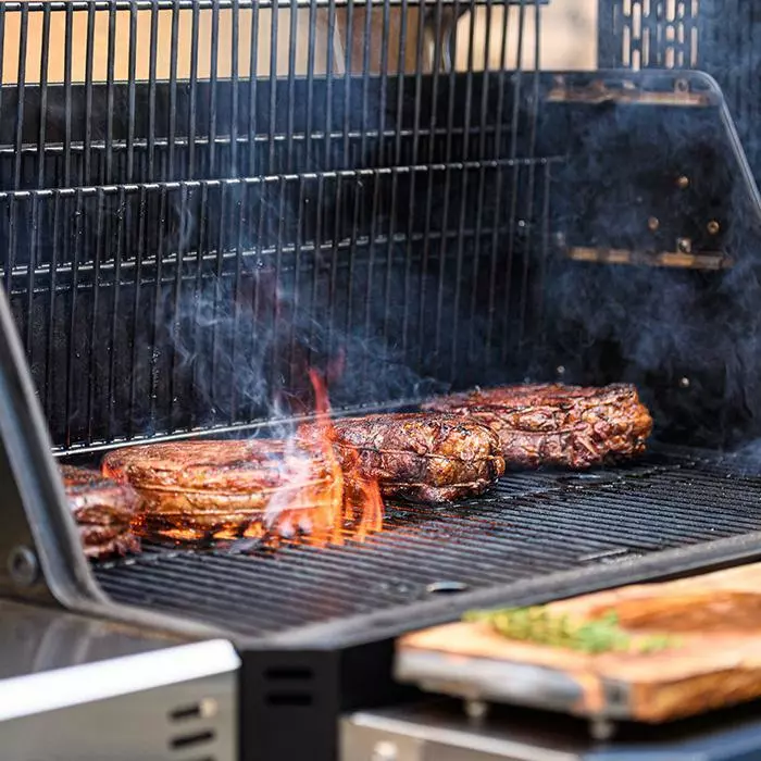 Masterbuilt Gravity Series® 1050 Digital Charcoal Grill + Smoker Grills 8 Masterbuilt Gravity Series® 1050 Digital Charcoal Grill + Smoker Grills